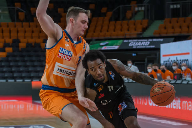 他用实际行 他用实际行