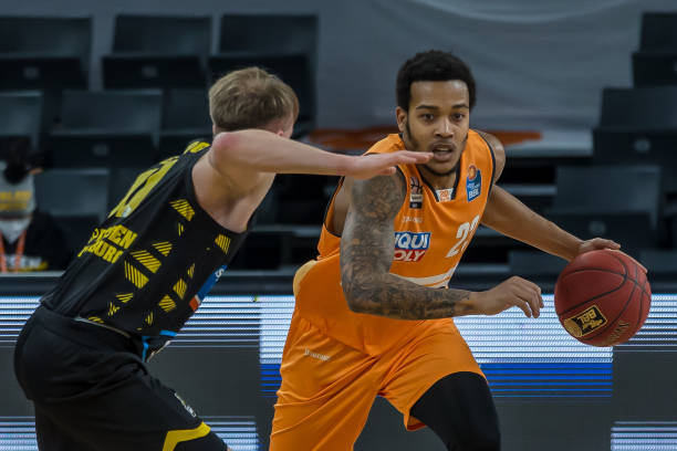 第19分钟，切尔西打出首次有威胁的快速反击，埃斯特旺在点球点附近的射门被约什科·格瓦迪奥尔封堵。场上比分仍是0比0。 来源：City Xtra